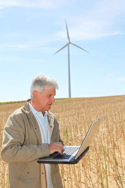 Agronomist with laptop computer — Stock Photo, Image