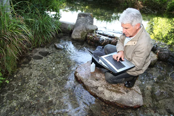 Biolog testning stream vattenkvaliteten — Stockfoto