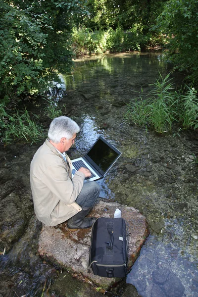 Biolog, badania jakości strumień wody — Zdjęcie stockowe