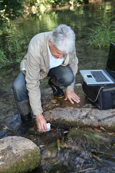 Biólogo prueba la calidad del agua corriente —  Fotos de Stock