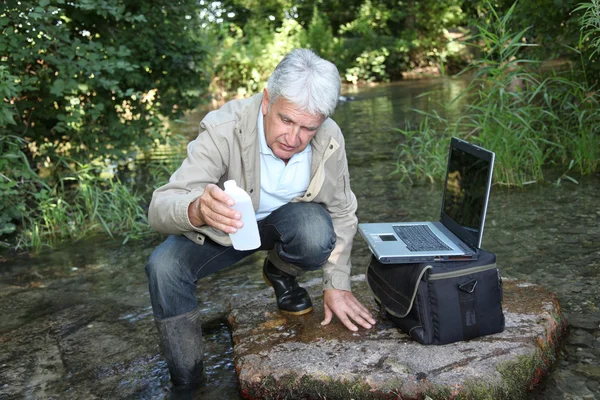 Биолог, проверяющий качество речной воды — стоковое фото