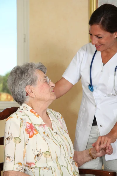 Bejaarde met verpleegster — Stockfoto