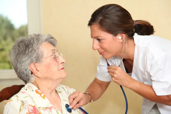 Personas de edad avanzada con enfermera — Foto de Stock