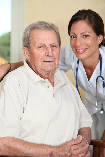 Bejaarde met verpleegster — Stockfoto