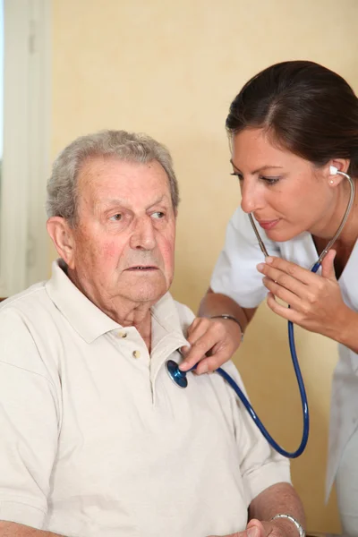 Äldre person med sjuksköterska — Stockfoto