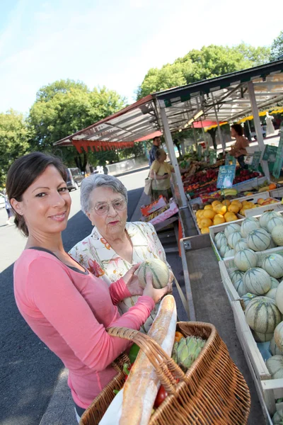 Νεαρή γυναίκα με την ηλικιωμένη γυναίκα στις αγορές παντοπωλείων — Φωτογραφία Αρχείου