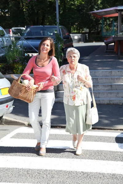 Hemvårdare med äldre person — Stockfoto