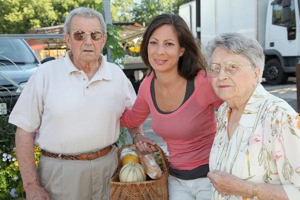 Mujer joven con pareja de personas mayores — Foto de Stock