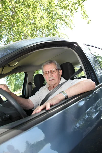 Пожилой человек за рулем автомобиля — стоковое фото