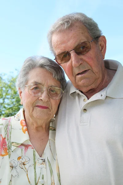 Ηλικιωμένο ζευγάρι στον κήπο — Φωτογραφία Αρχείου