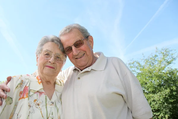 Seniorenpaar in tuin — Stockfoto