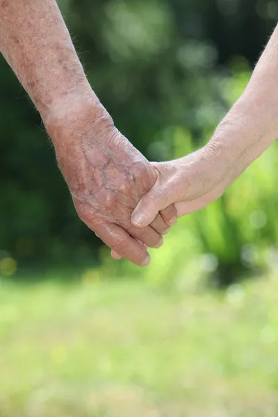 Yaşlı çift el ele tutuşuyor. — Stok fotoğraf