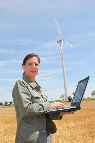 Agronomist in wheat field — Stock Photo, Image