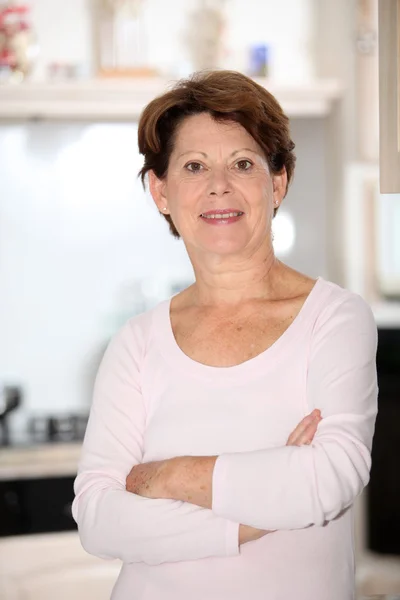 Senior mulher de pé na cozinha — Fotografia de Stock