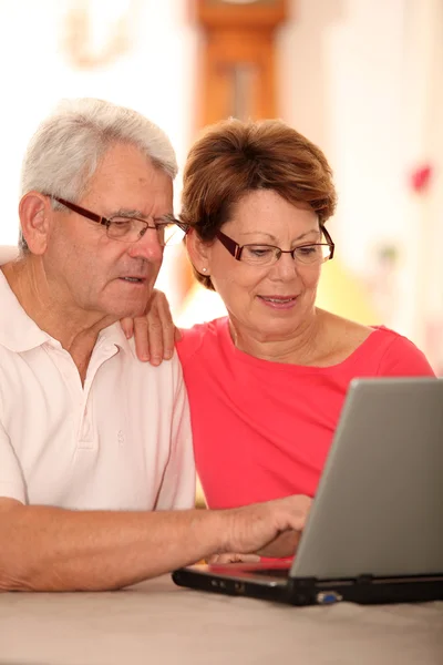 Senior couple doing online shopping — Stock Photo, Image