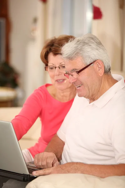 ラップトップ コンピューターを持つ年配のカップル — ストック写真