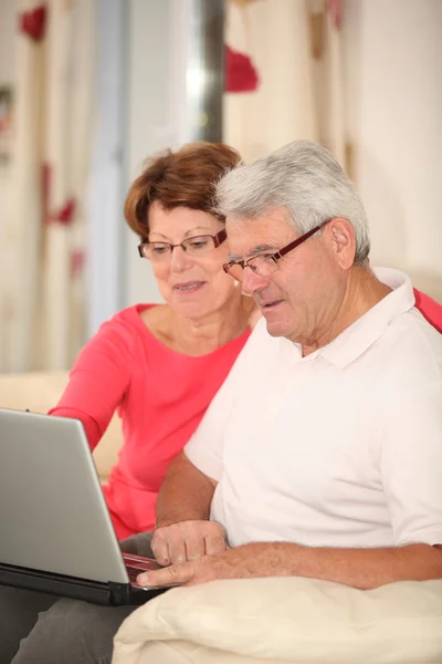 Senior couple with laptop computer — Stock Photo, Image