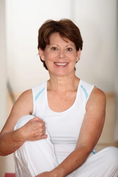 Mujer mayor haciendo ejercicios de estiramiento —  Fotos de Stock