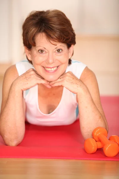 Mujer mayor haciendo ejercicios de estiramiento —  Fotos de Stock