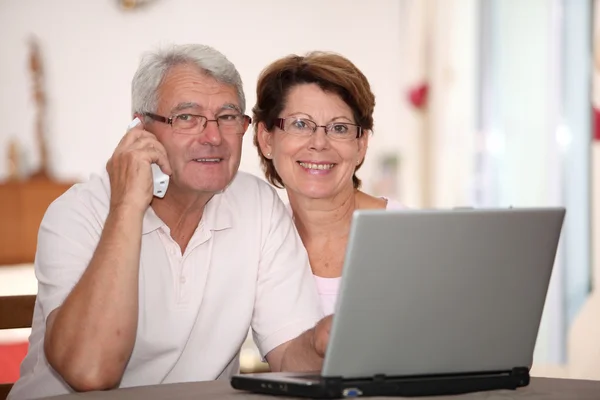 Äldre par med bärbar dator — Stockfoto