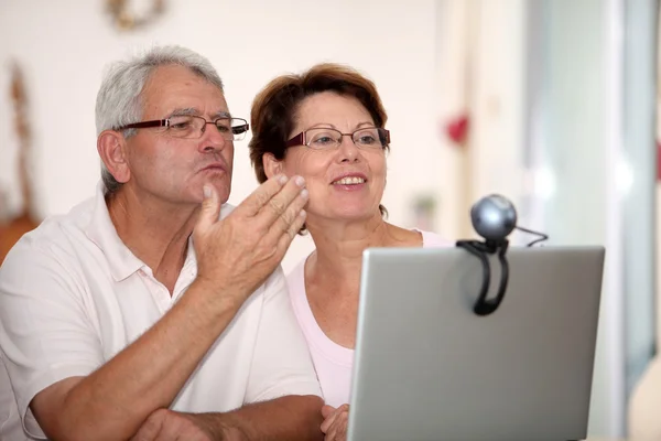 Äldre par och videocall — Stockfoto