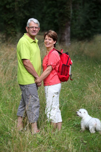 Seniorenpaar wandert auf dem Land — Stockfoto