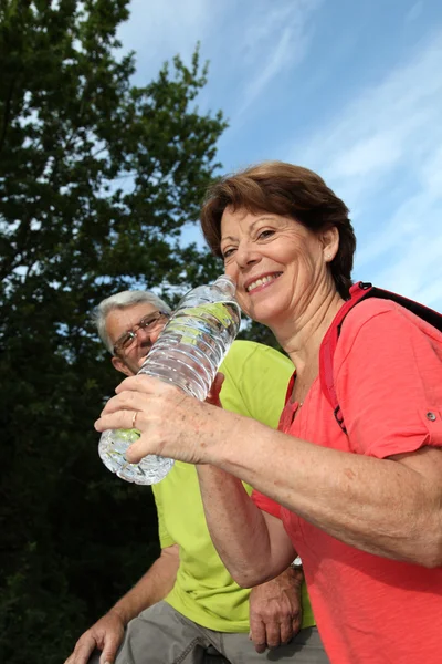 Idős nő ivóvíz — Stock Fotó