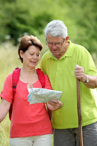 Seniorenpaar wandert auf dem Land — Stockfoto