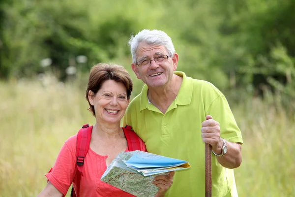 Senior couple rambling in countryside — Stock Photo, Image