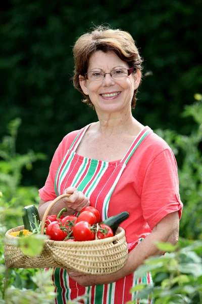 Старша жінка в саду кухні — стокове фото