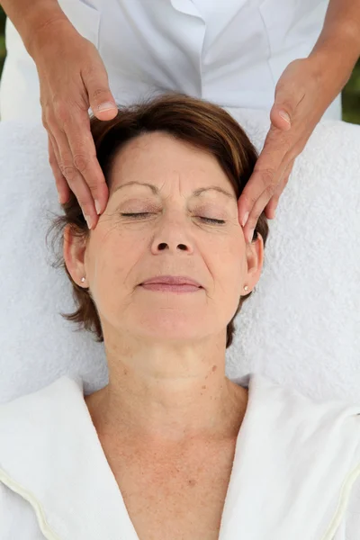 Senior vrouw op massagebed — Stockfoto