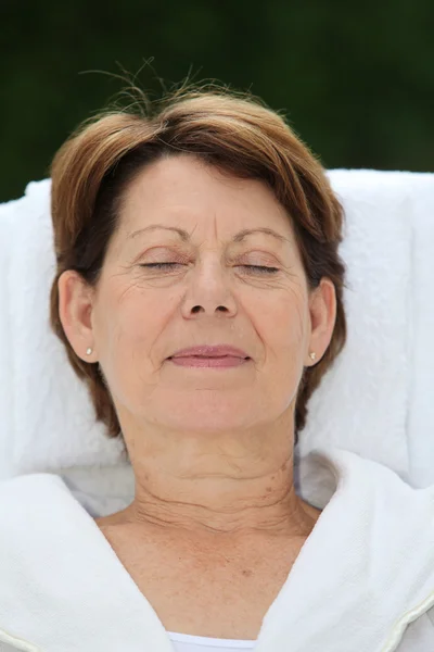 Äldre kvinna på massage säng — Stockfoto