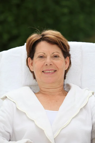 Seniorin auf Massagebett — Stockfoto
