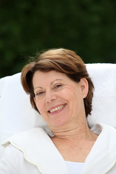 Mujer mayor en cama de masaje —  Fotos de Stock