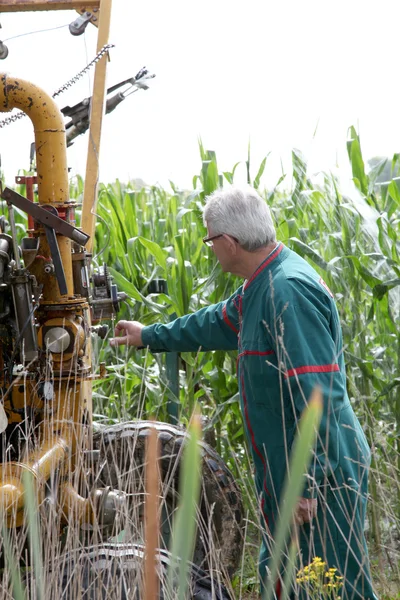 控制灌溉机械的农夫 — 图库照片