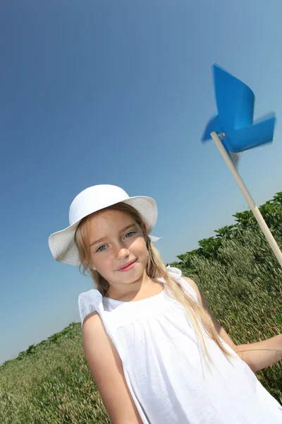 Маленька дівчинка з блакитним вітровим колесом — стокове фото