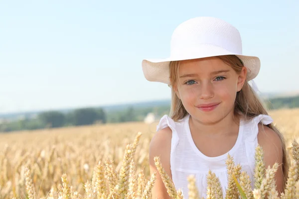 Little girl in wheat field — Stock Photo, Image