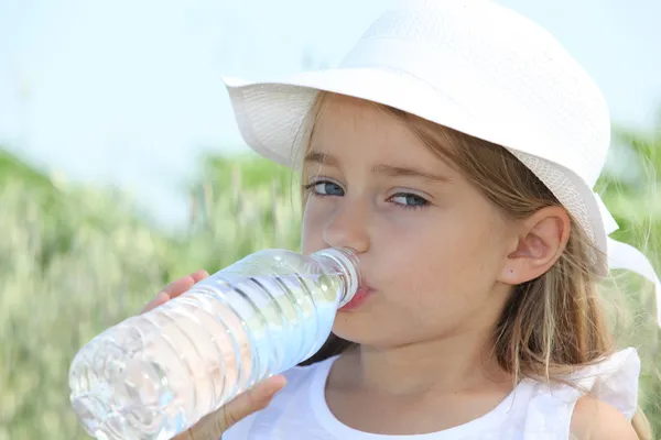 Маленька дівчинка п'є воду — стокове фото