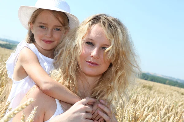 Anne ve çocuk buğday alanı — Stok fotoğraf