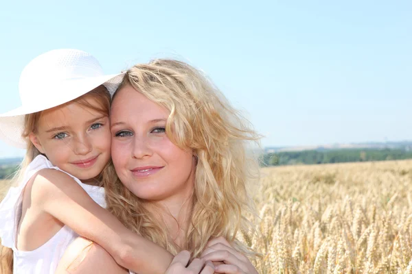 Matka i dziecko w polu pszenicy — Zdjęcie stockowe
