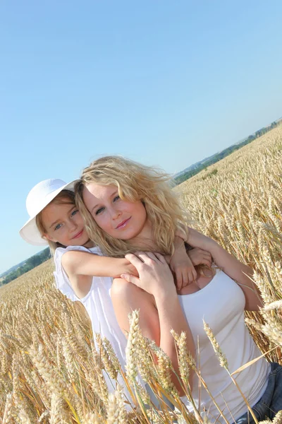 Mulher e pouco gil no campo de trigo — Fotografia de Stock