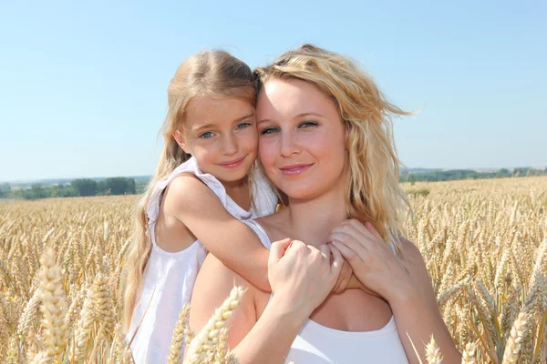 Mother and child in wheat field — Stock Photo, Image
