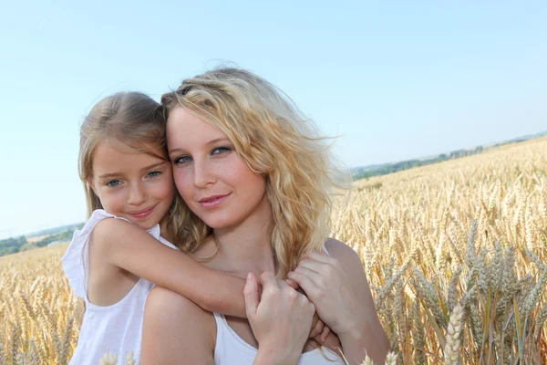 Mãe e filho no campo de trigo — Fotografia de Stock