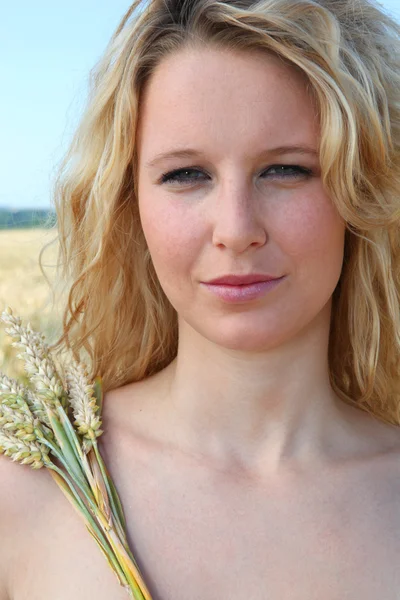 Žena na pšeničném poli — Stock fotografie