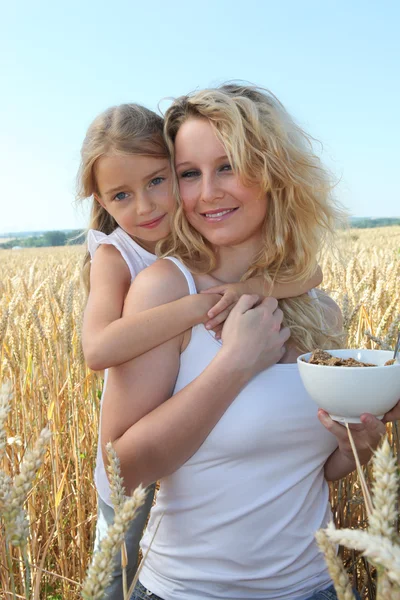 Mãe e criança com tigela de cereais — Fotografia de Stock