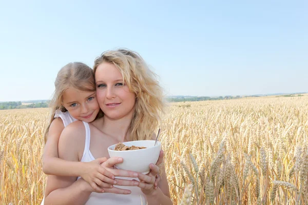 Мати і дитина з мискою з зернових — стокове фото