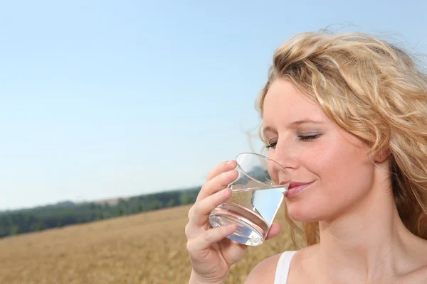 Güzel kadın içme suyu — Stok fotoğraf