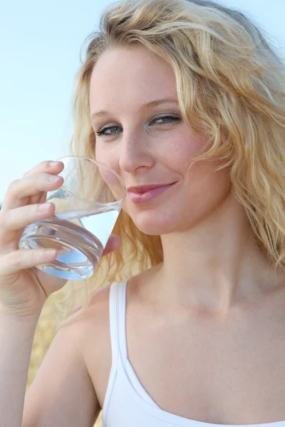 Beautiful woman drinking water — Stock Photo, Image
