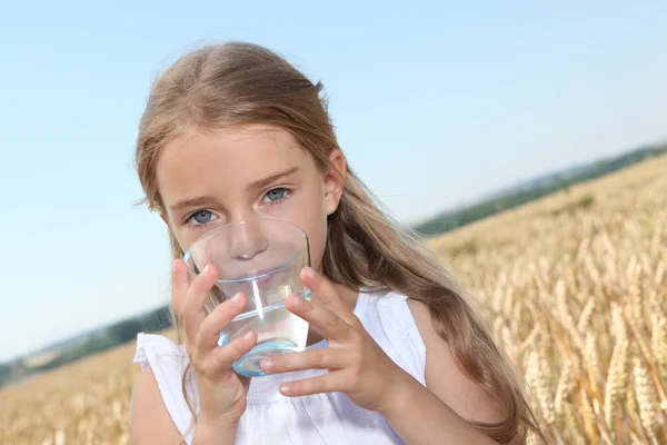 Malá dívka pití wtaer — Stock fotografie