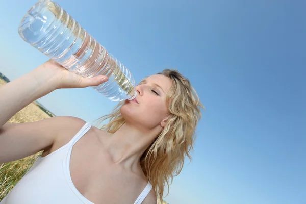 Žena pitná voda — Stock fotografie